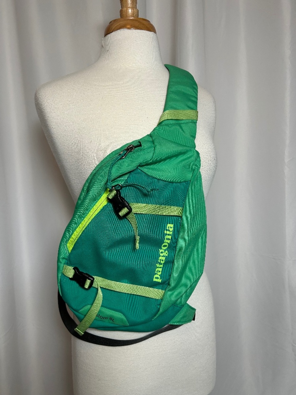 PATAGONIA GREEN ATOM 8L CROSSBODY BAG